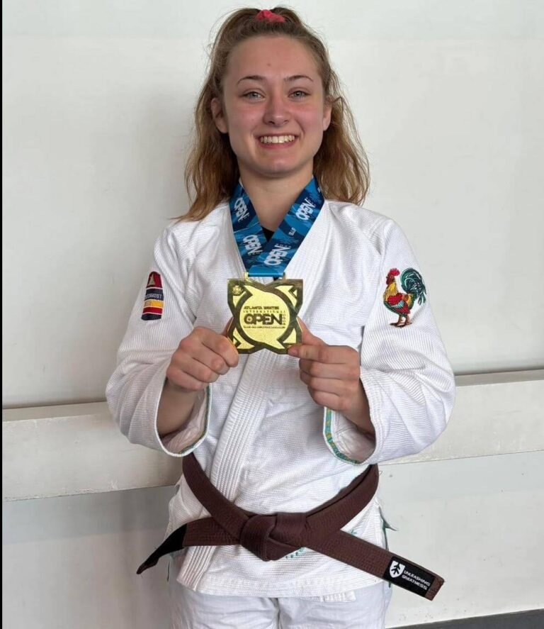 CoachLivGold 768x887